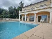 Villa avec piscine et terrasse
