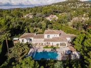 Villa avec piscine et terrasse