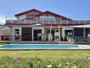 Villa avec piscine et terrasse Villa avec piscine et terrasse