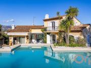 Villa avec piscine et terrasse