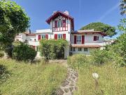 Villa avec piscine et terrasse
