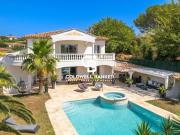Villa avec piscine et terrasse