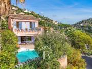 Villa avec piscine et terrasse