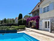 Villa avec piscine et terrasse