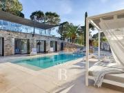 Villa avec piscine et terrasse