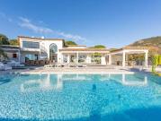 Villa avec piscine et terrasse