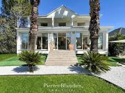 Villa avec piscine et terrasse