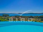 Villa avec piscine et terrasse