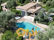 Villa avec piscine et terrasse