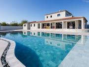 Villa avec piscine et terrasse