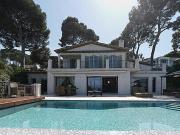 Villa avec piscine et terrasse