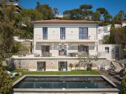 Villa avec piscine et terrasse