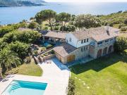 Villa avec piscine et terrasse