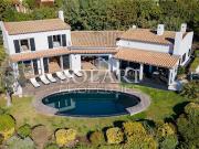 Villa avec piscine et terrasse