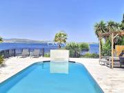 Villa avec piscine et terrasse Villa avec piscine et terrasse