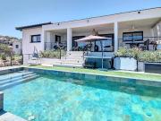 Villa avec piscine et terrasse