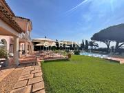 Villa avec piscine et terrasse