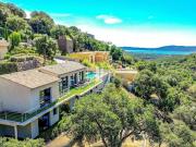 Villa avec piscine et terrasse