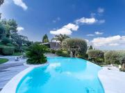 Villa avec piscine et terrasse Villa avec piscine et terrasse