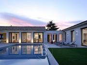 Villa avec piscine et terrasse