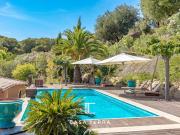 Villa avec piscine et terrasse