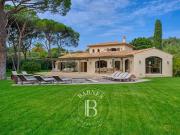 Villa avec piscine et terrasse