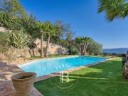 Villa avec piscine et terrasse