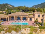 Villa avec piscine et terrasse