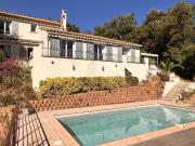 Villa avec piscine et vue sur les collines