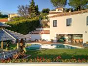 Villa avec piscine et vue vue dominante