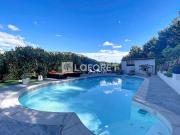 Villa avec piscine, grande terrasse et dépendance ? Fort...