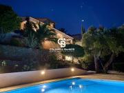 Villa avec vue mer, beaux volumes et fort potentiel