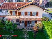 Villa Bifamiliare con giardino a Pinerolo