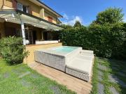 Villa bifamiliare in affitto a Forte Dei Marmi