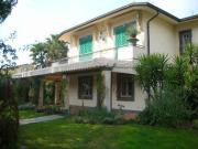Villa bifamiliare in affitto a Forte Dei Marmi