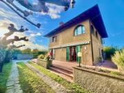 Villa bifamiliare in affitto a Forte Dei Marmi