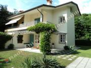Villa bifamiliare in affitto a Forte Dei Marmi