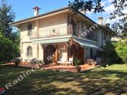 Villa bifamiliare in affitto a Forte Dei Marmi