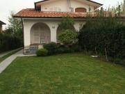 Villa bifamiliare in affitto a Forte Dei Marmi