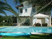 Villa bifamiliare in affitto a Forte Dei Marmi