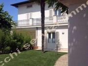 Villa bifamiliare in affitto a Forte Dei Marmi