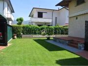 Villa Bifamiliare in affitto a Pietrasanta via delle...