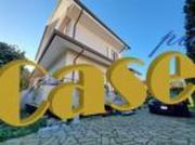 Villa bifamiliare in vendita a Camaiore