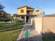 Villa bifamiliare in vendita a Campofelice di Roccella