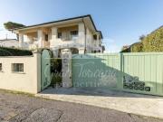 Villa bifamiliare in vendita a Forte dei Marmi