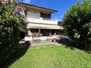 Villa bifamiliare in vendita a Forte dei Marmi via...