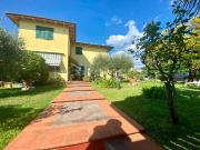 Villa bifamiliare in vendita a Luni