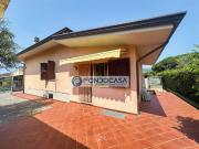 Villa bifamiliare in vendita a Massa, Periferia
