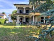 Villa bifamiliare in vendita a Misinto via Birago