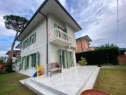 Villa bifamiliare in vendita a Pietrasanta